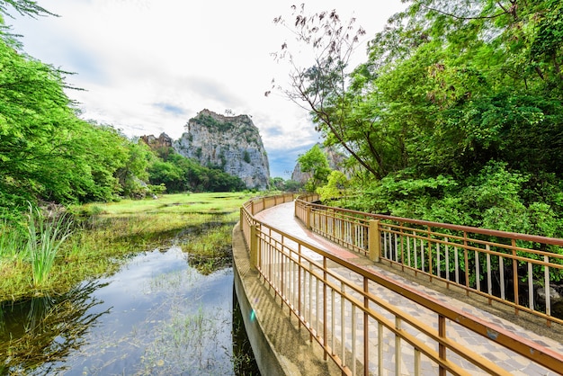 pasarela en el Parque de la Roca del Monte Khao Ngoo o Thueak Khao Ngu, Ratchaburi