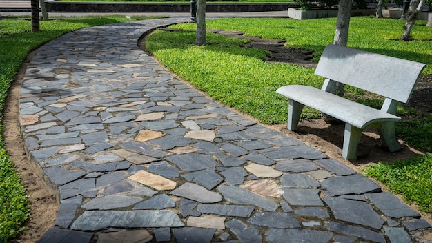 Foto pasarela de pavimento de piedra en el parque. paisajismo en el parque de la ciudad.