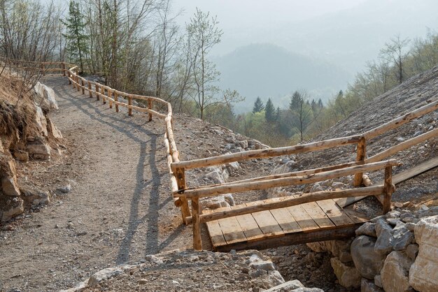 Pasarela y valla de seguridad de madera