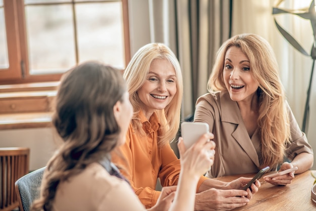 Pasarlo bien. Grupo de mujeres que pasan tiempo juntas y se sienten emocionadas.