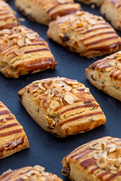 Pasas frescas caseras en galletas con partículas de nuez de cerca