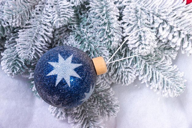 Foto pasatiempo creativo de bricolaje hacer adornos navideños artesanales hechos a mano y bolas con abeto de fieltro árbol de navidad con bolas coloridas y cajas de regalo sobre una pared de ladrillo blanco con bolas azules y blancas