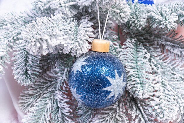 Foto pasatiempo creativo de bricolaje hacer adornos navideños artesanales hechos a mano y bolas con abeto de fieltro árbol de navidad con bolas coloridas y cajas de regalo sobre una pared de ladrillo blanco con bolas azules y blancas
