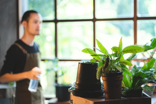 Pasatiempo de jardinería de plantas de la naturaleza, estilo de vida de persona hombre feliz con hoja verde de flores en crecimiento y trabajo agrícola en verano, concepto de medio ambiente en casa en hobby