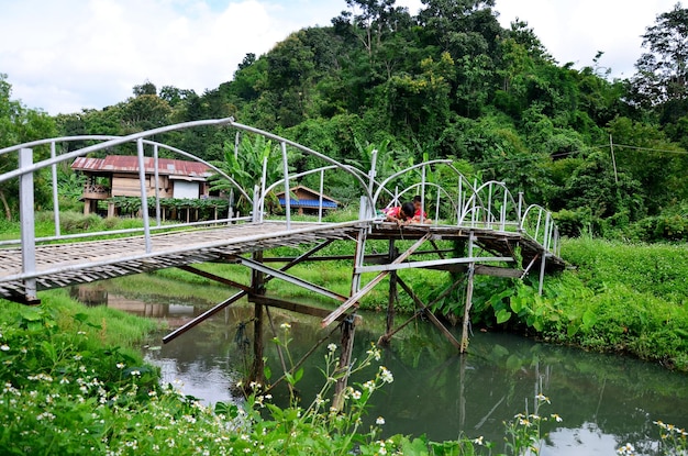 El pasatiempo de los niños tailandeses en vacaciones es pescar en Baan Natong el 30 de agosto de 2015 en Phrae Tailandia