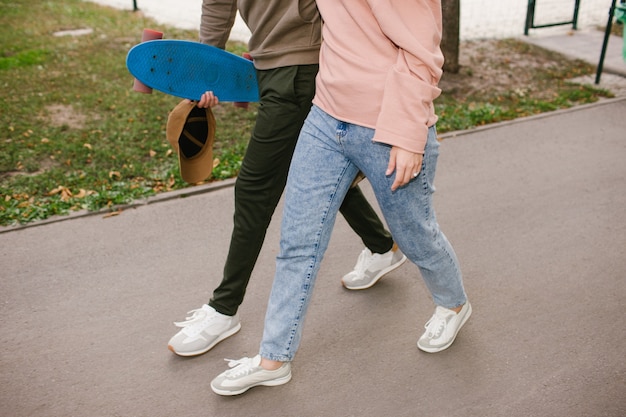 Pasatiempo de patín de pareja de deporte activo saludable