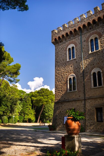 Foto paschini castle es un castillo de estilo medieval ubicado en castiglioncello en toscana. italia, livorno