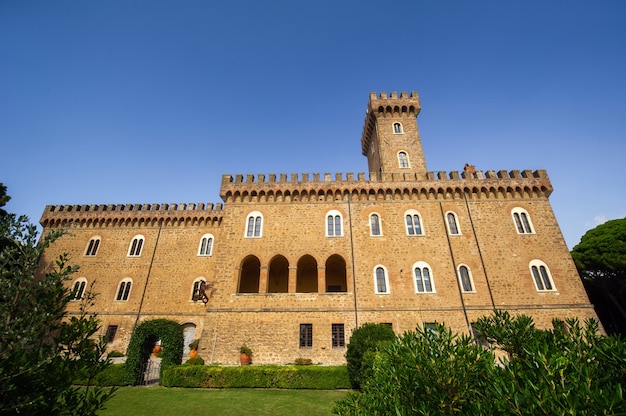 Paschini Castle es un castillo de estilo medieval ubicado en Castiglioncello en Toscana