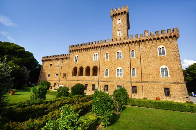 Paschini Castle es un castillo de estilo medieval ubicado en Castiglioncello en Toscana