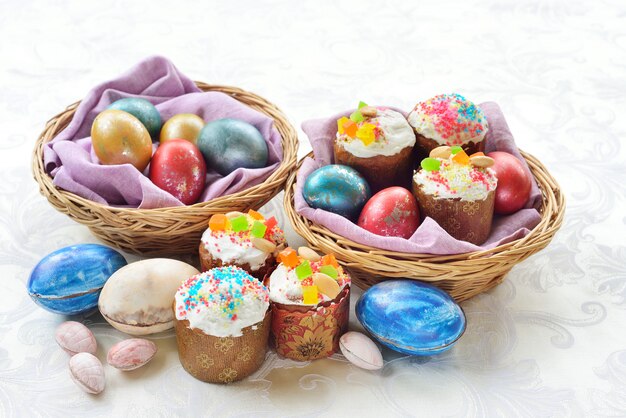 Páscoa ainda vida. Bolos de Páscoa Ovos de Páscoa coloridos. Ovos de chocolate.