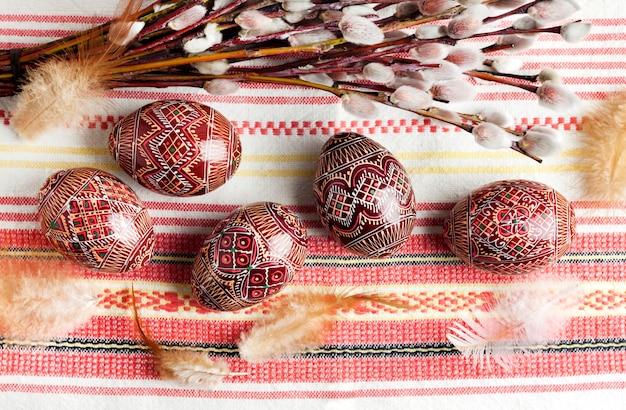 Páscoa ainda vida com Pysanka em pano tradicional ucraniano. Ovos de Páscoa decorados, tradicionais para a cultura da Europa Oriental