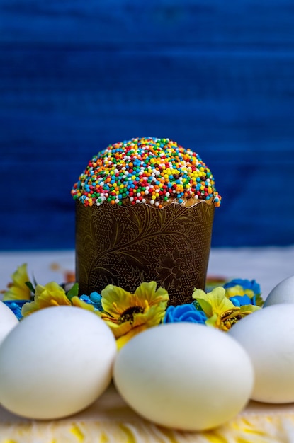 Páscoa. Bolo de Páscoa ucraniano tradicional com ovos em um fundo azul. Espaço de cópia grátis.