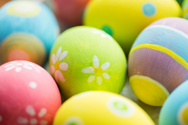 páscoa, feriados, tradição e conceito de objeto - close-up de ovos de páscoa coloridos