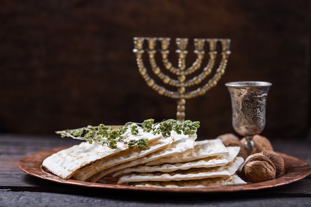 Páscoa, festa dos pães ázimos, pão matzah e taças de vinho tinto na  brilhante e redonda bandeja de metal. | Foto Premium