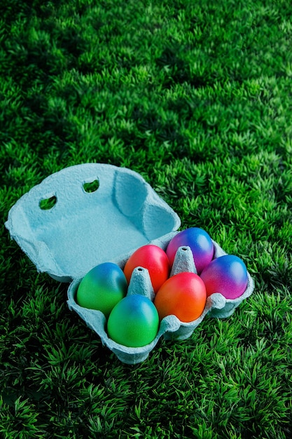 Foto páscoa ovos coloridos na grama verde