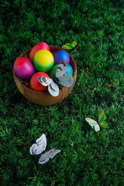 Foto páscoa ovos coloridos na grama verde