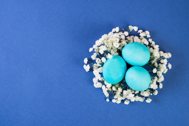 Páscoa pintou ovos azuis sobre um fundo azul na moda.