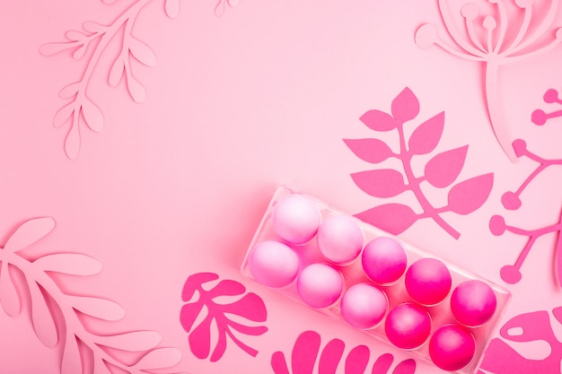 Pascua 2019 con huevos pintados en color rosa sobre fondo monocromo.