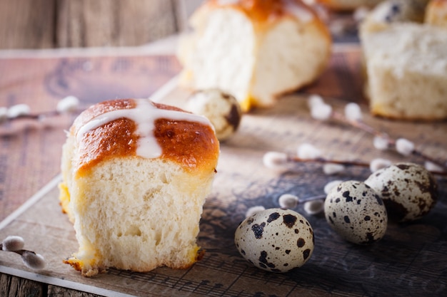 Pascua caliente bollos cruzados sobre fondo de madera