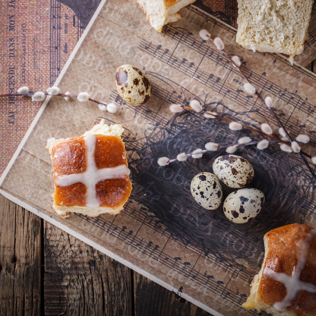 Pascua caliente bollos cruzados sobre fondo de madera