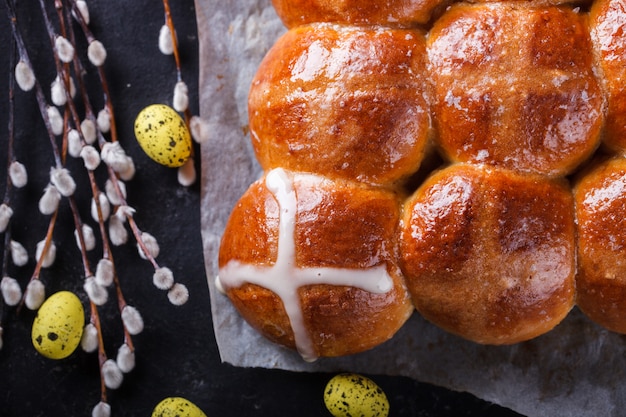 Pascua caliente bollos cruzados sobre un fondo oscuro