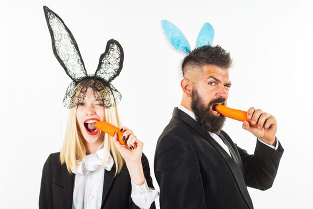 Pascua divertida. Celebración de la pareja de conejos el día de pascua. Conejito de pascua serio divertido. Pareja, en, pascua