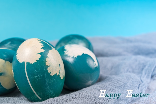 Pascua feliz, huevos de Pascua azules orgánicos con fondos azules