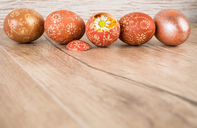 Pascua con hilera de huevos de colores