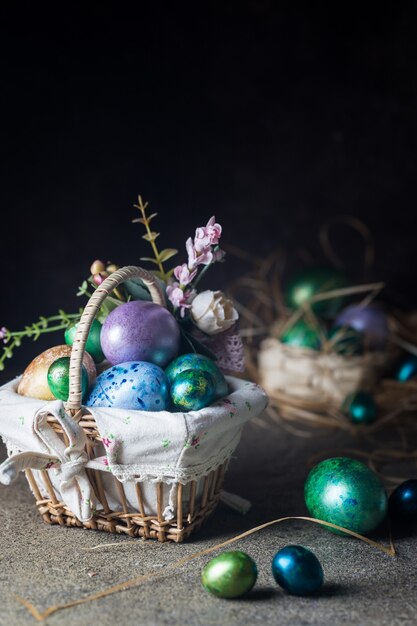Pascua con huevos de Pascua pintados en estilo vintage sobre oscuro