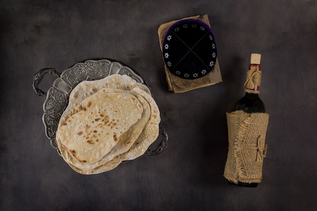 Pascua judía matzá pan festivo y vino kosher sobre mesa de madera