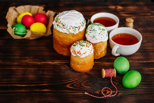 Pascua, pastel, huevos, fiesta. Torta de Pascua y huevos coloridos en un fondo oscuro. Se puede utilizar como fondo.