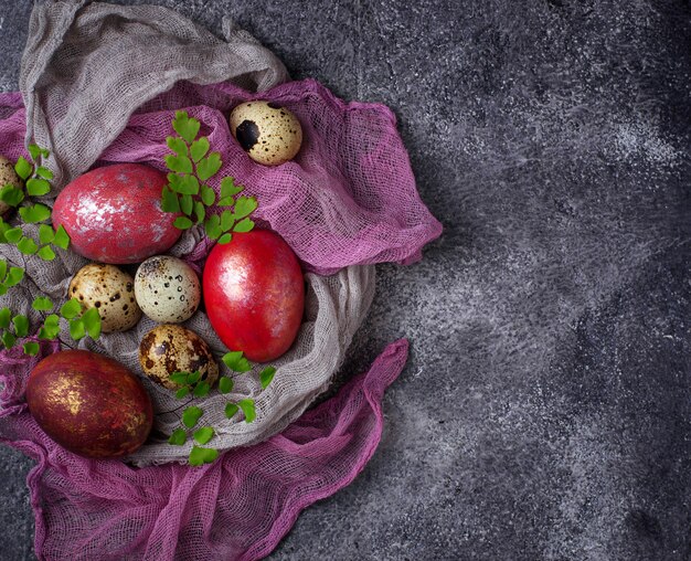 Pascua pintada pollo y huevos de codorniz