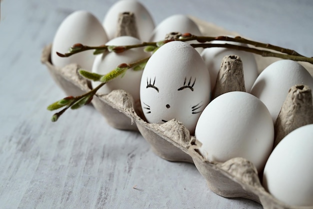 pascua pollo blanco y huevos de codorniz fondo kraft gris fondo claro ramas de sauce pascua