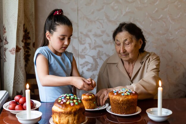 Pascua de Resurrección. Abuela y nieta muy ancianas.