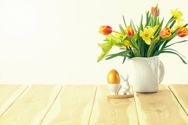 Pascua de Resurrección. Fondo Fondo de Pascua de felicitación. Huevos de Pascua y flores sobre fondo de madera.