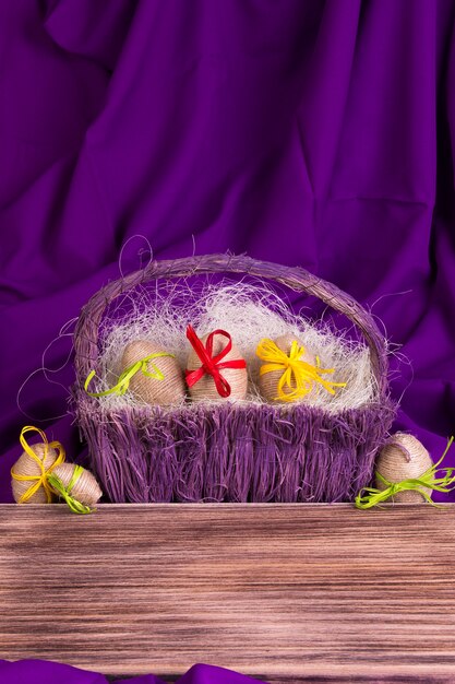 Pascua de Resurrección. Huevos blancos en canasta morada