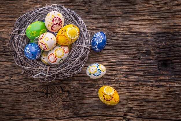 Pascua de Resurrección. Huevos de Pascua hechos a mano en la mesa de madera vieja.