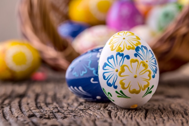 Pascua de Resurrección. Huevos de Pascua hechos a mano en la mesa de madera vieja.