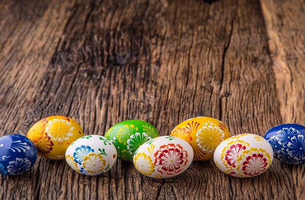 Pascua de Resurrección. Huevos de Pascua hechos a mano en la mesa de madera vieja.