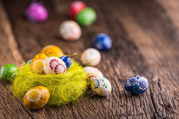 Pascua de Resurrección. Huevos de Pascua hechos a mano en la mesa de madera vieja.