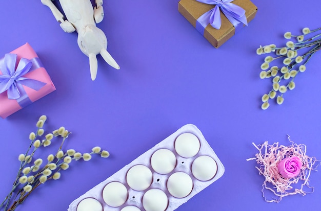 Pascua set caja de regalo con ramas de amentos de huevo blanco.