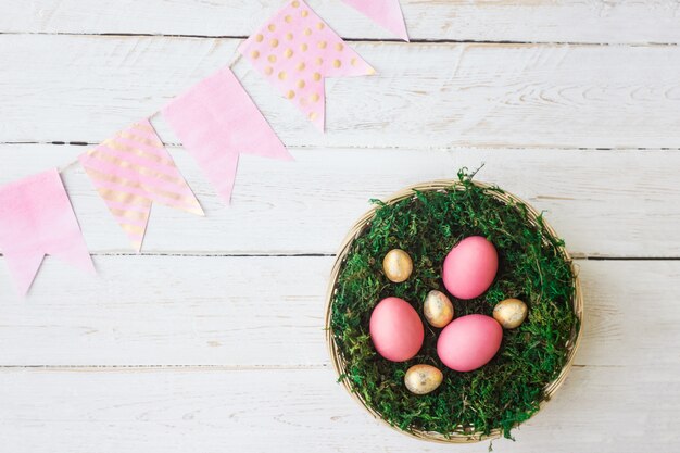 Pascua vacaciones. Huevos de pascua de color rosa y oro.