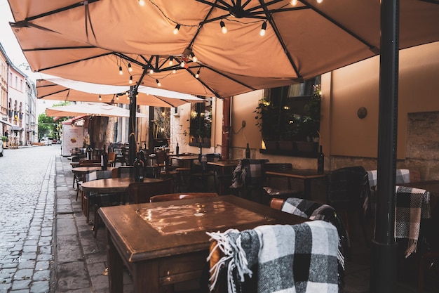 Pase el tiempo en la terraza, el acogedor interior de un café callejero con sillas de mimbre de madera y hortensias florecientes Jardín o restaurante dacha fuera de la ciudad Elegante patio en el hotel o spa Concepto de diseño y decoración