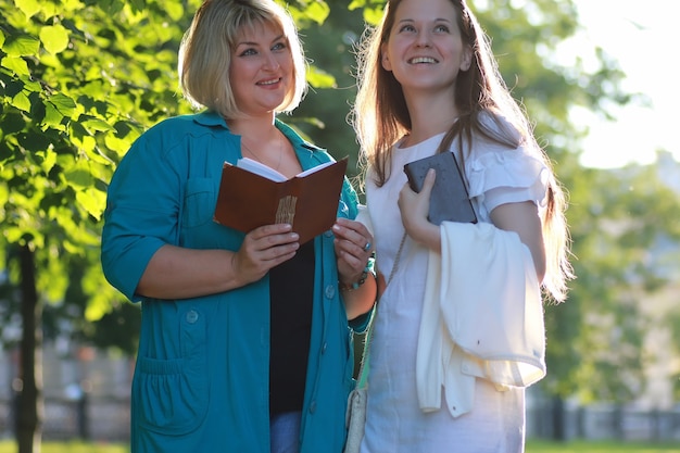 Paseo al aire libre de dos mujeres