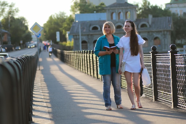 Paseo al aire libre de dos mujeres