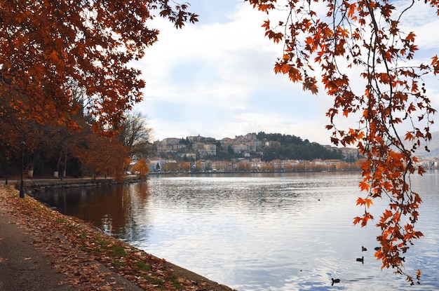 Foto paseo alrededor del lago kastoria grecia