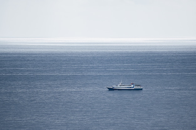 Paseo en barco en un barco en un día nublado.