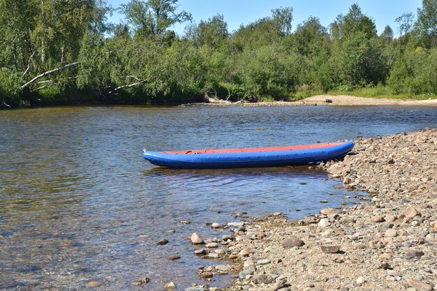 Un paseo en barco por el río salvaje del norte