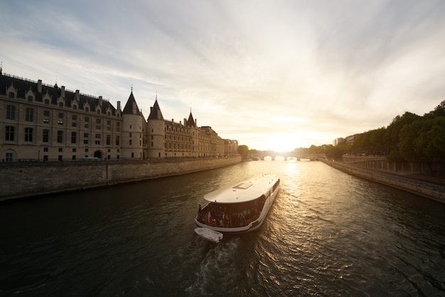 Paseo en barco turístico por el río Sena con una hermosa puesta de sol en París.