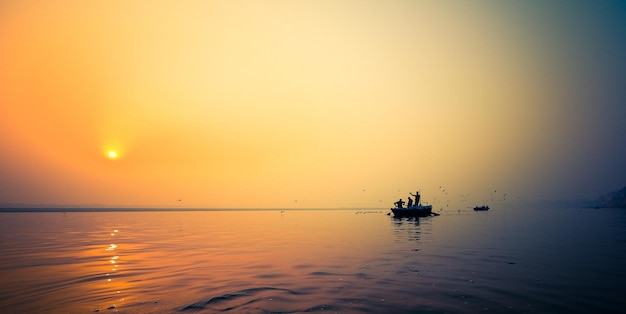 Paseo en barco en Varanasi Ghat, río Ganges, Uttar Pradesh, India